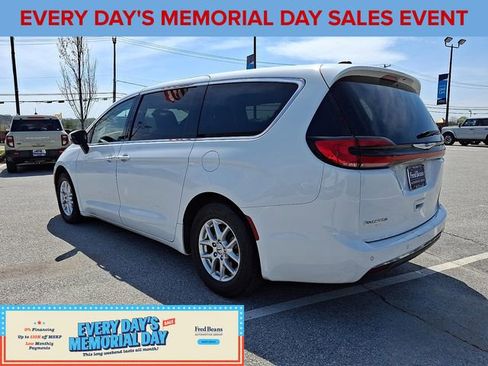Used 2023 Chrysler Pacifica Touring-L FWD image 7