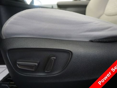 Used 2025 Toyota Sienna LE image 7