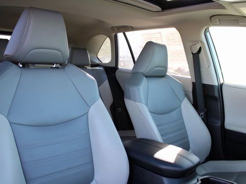 Used 2020 Toyota RAV4 Limited image 21