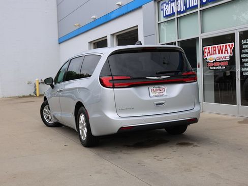 Used 2024 Chrysler Pacifica Touring-L FWD image 42