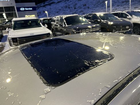 Certified 2025 Hyundai Elantra Limited image 23