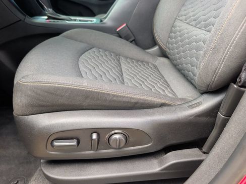 Used 2019 Chevrolet Equinox LT w/ Driver Convenience Package FWD image 9