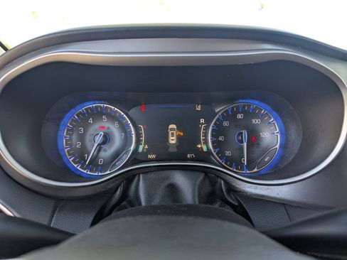 Used 2023 Chrysler Pacifica Touring-L image 28