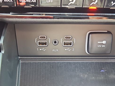 Used 2025 Jeep Grand Cherokee Altitude AWD/4WD image 25