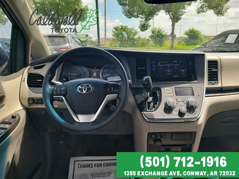 Used 2017 Toyota Sienna XLE Premium FWD image 25