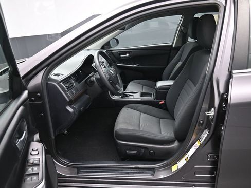 Used 2016 Toyota Camry LE image 2
