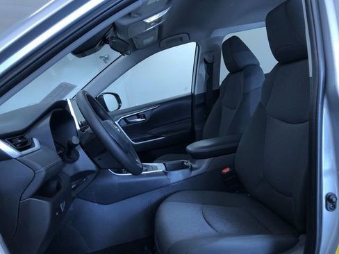 Used 2025 Toyota RAV4 XLE AWD/4WD image 19