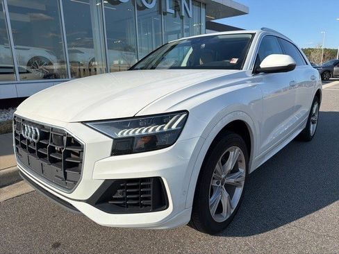 Used 2023 Audi Q8 Premium image 10