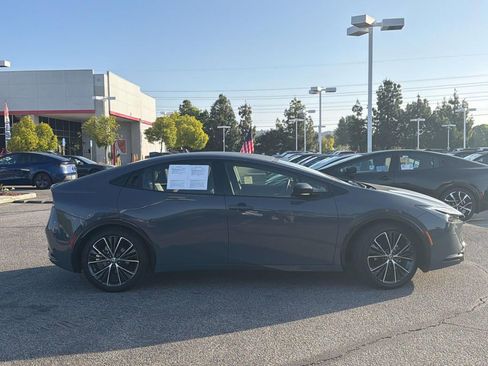 Used 2025 Toyota Prius XLE FWD image 3