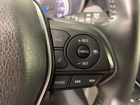 Used 2021 Toyota Venza LE image 9