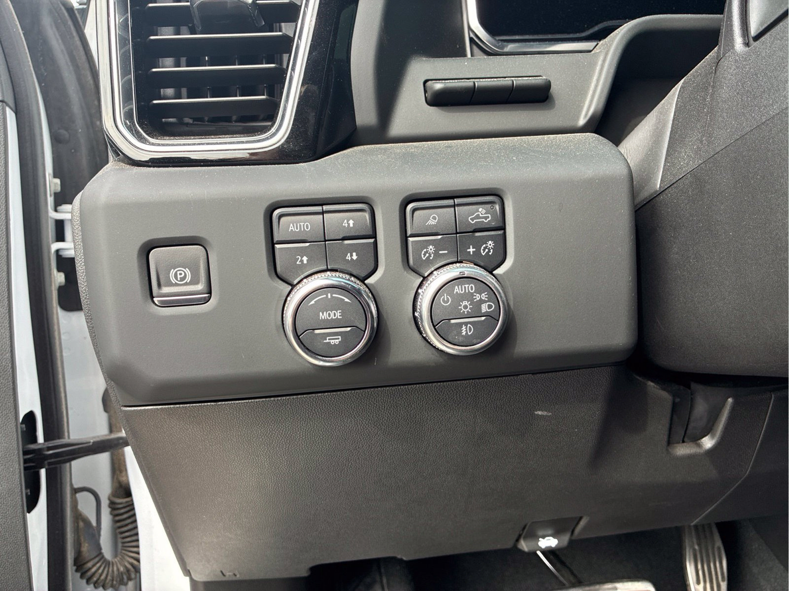 Used 2024 GMC Sierra 2500 Denali w/ Denali Reserve Package AWD/4WD image 25