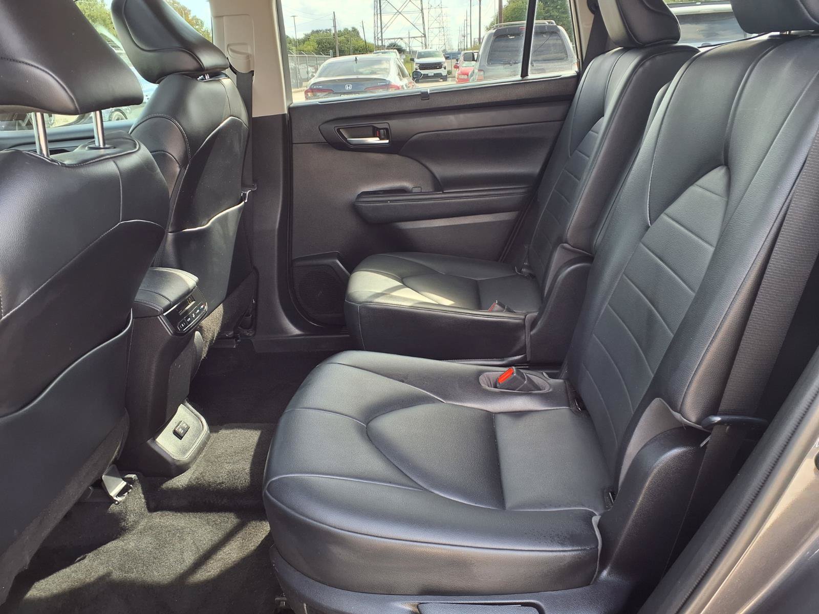 Used 2021 Toyota Highlander XLE FWD image 20