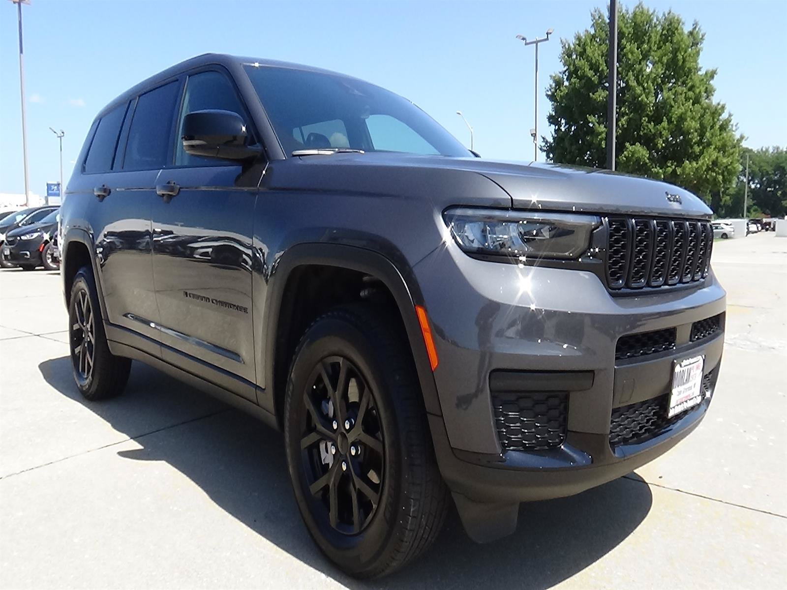 Used 2025 Jeep Grand Cherokee L Altitude AWD/4WD image 4