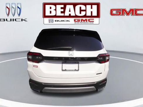 Used 2025 Honda Pilot Touring image 4