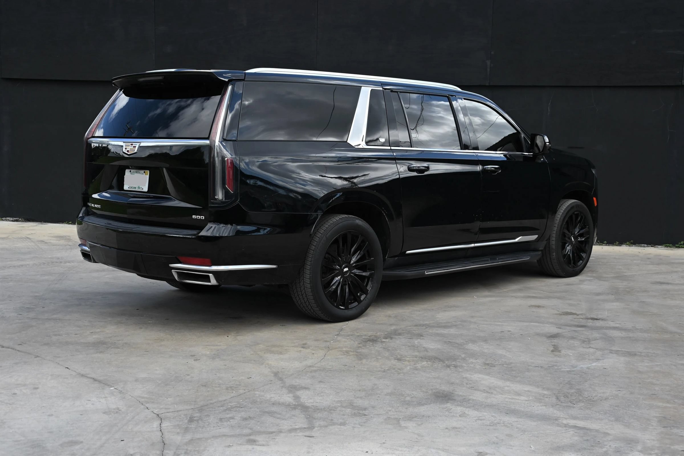 Used 2021 Cadillac Escalade ESV Premium Luxury w/ Driver Assist Tech Package AWD/4WD image 5