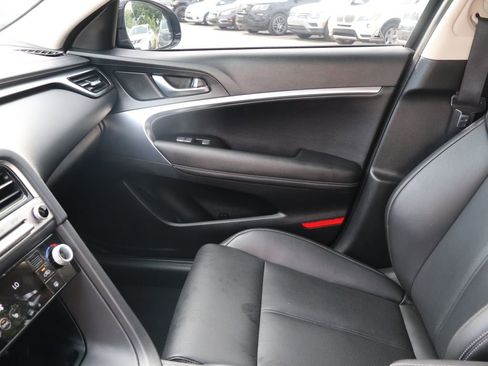 Used 2025 Genesis G70 2.5T RWD image 22