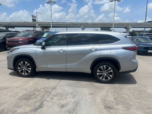 Used 2021 Toyota Highlander XLE FWD image 6