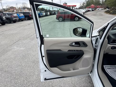 Used 2024 Chrysler Pacifica Touring-L FWD image 11