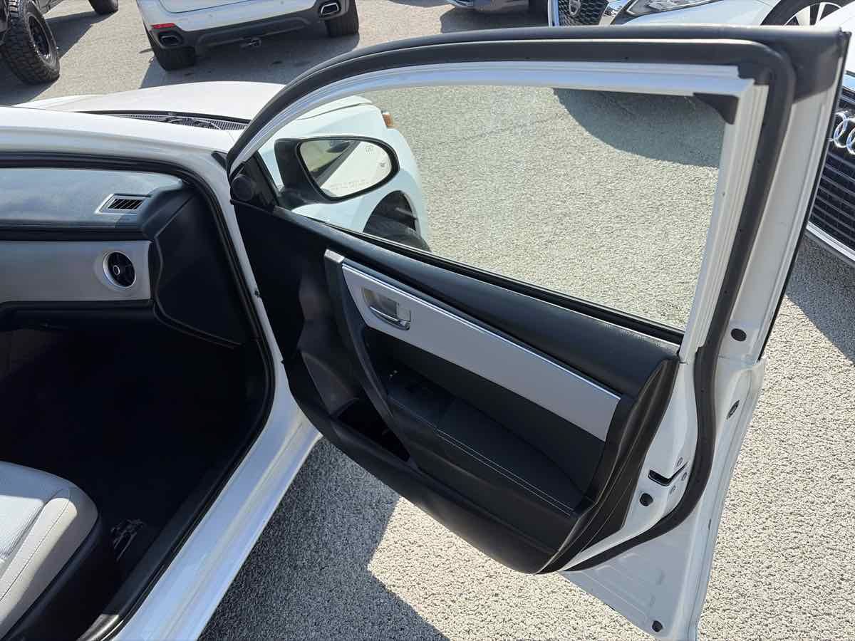 Used 2018 Toyota Corolla LE FWD image 28