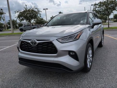 Certified 2023 Toyota Highlander Limited FWD image 8