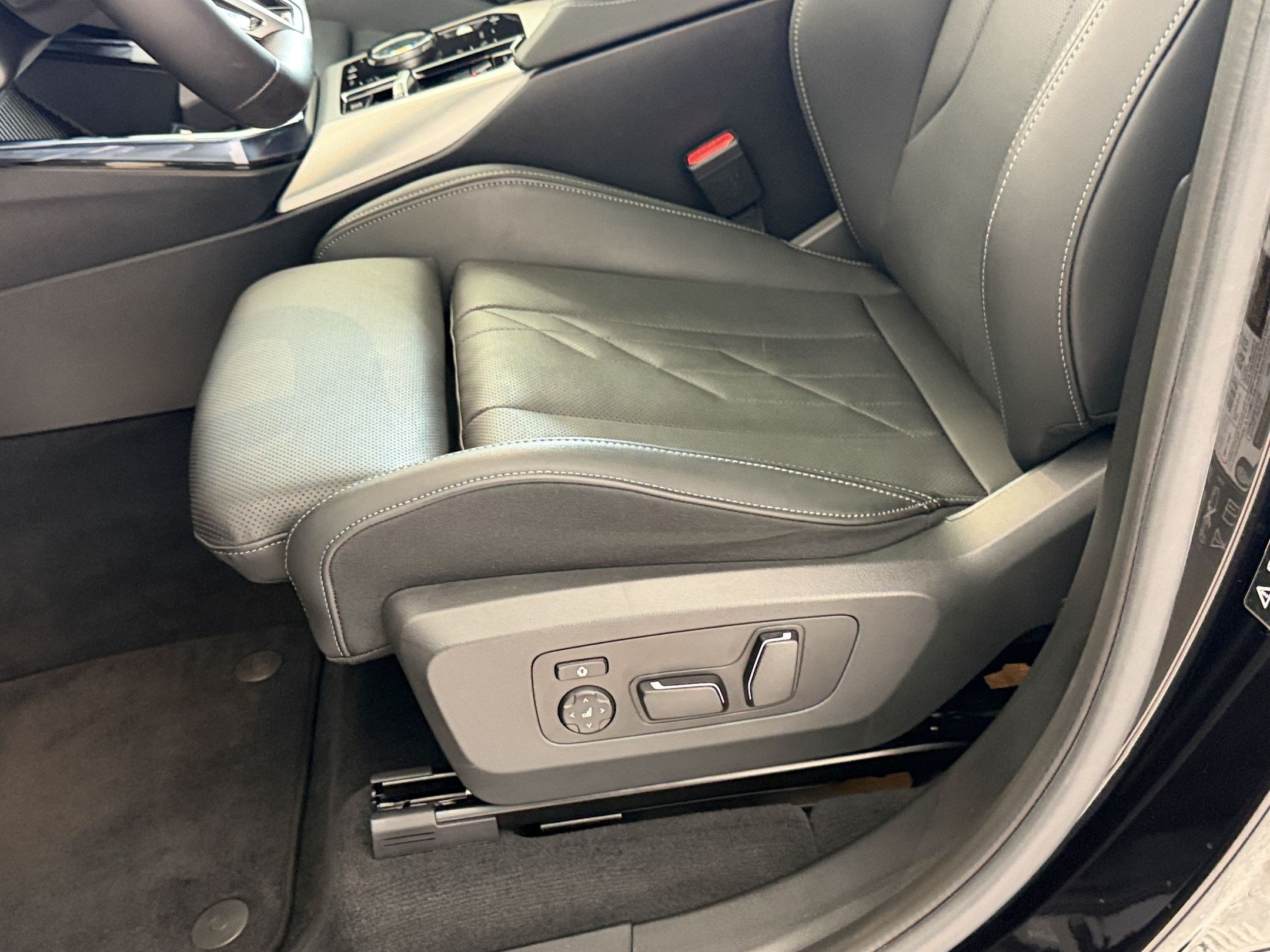 Used 2025 BMW X3 xDrive30i w/ M Sport Package AWD/4WD image 15