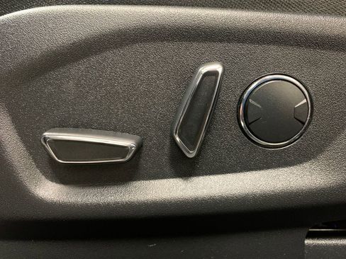 Used 2018 Ford Explorer XLT w/ Equipment Group 201A image 5