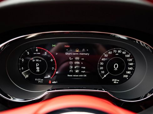 Used 2025 Bentley Bentayga image 7