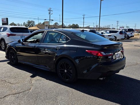 Used 2025 Toyota Camry SE image 9