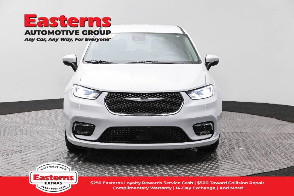 Used 2023 Chrysler Pacifica Touring-L FWD image 3