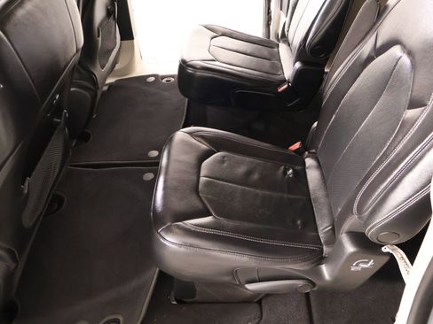 Used 2022 Chrysler Pacifica Touring-L FWD image 12