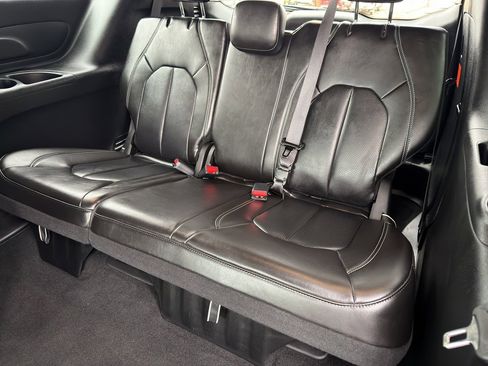Used 2026 Chrysler Pacifica Select image 11