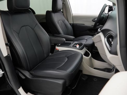 Certified 2024 Chrysler Pacifica Touring-L FWD image 46