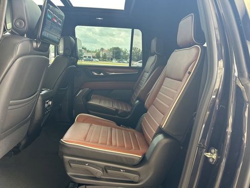 Used 2023 GMC Yukon XL Denali Ultimate AWD/4WD image 9