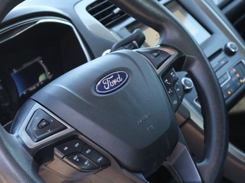 Used 2018 Ford Fusion SE FWD image 21