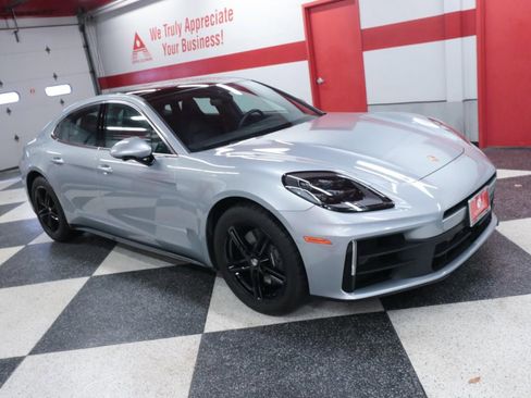Used 2025 Porsche Panamera image 3