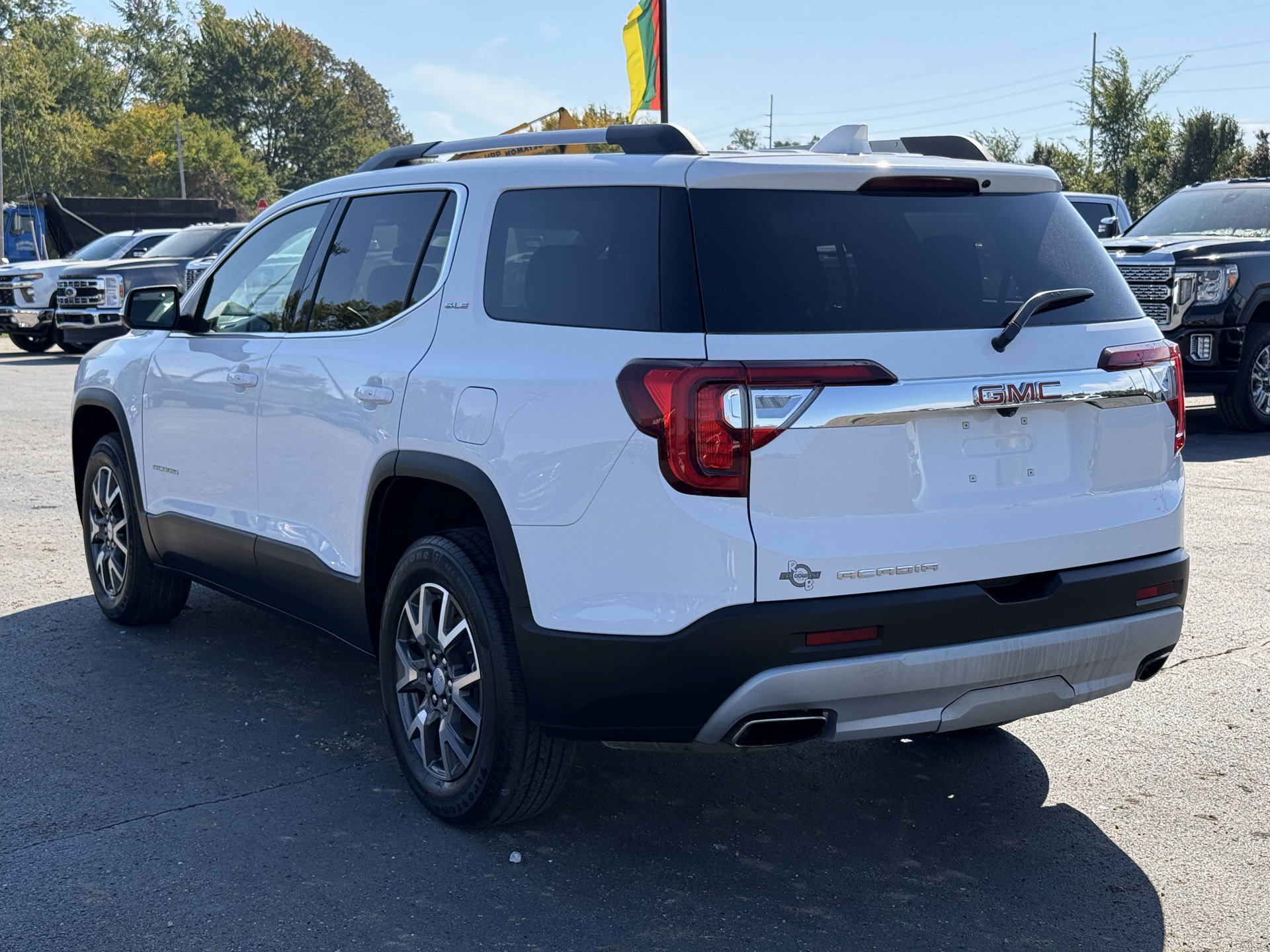 Used 2023 GMC Acadia SLE w/ Driver Convenience Package FWD image 6