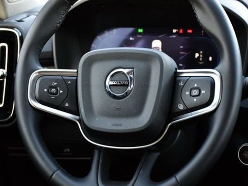 Certified 2025 Volvo XC40 B5 Plus AWD/4WD image 19