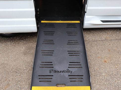 Used 2017 Dodge Grand Caravan SE w/ Power Window Group FWD image 4