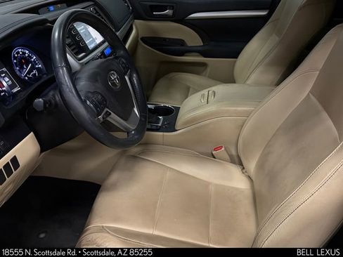 Used 2016 Toyota Highlander XLE FWD image 12