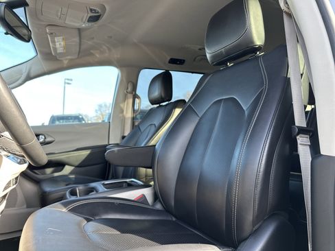 Used 2024 Chrysler Pacifica Touring-L image 25
