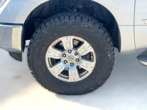 Used 2018 Nissan Titan SV w/ SV Convenience Package image 12