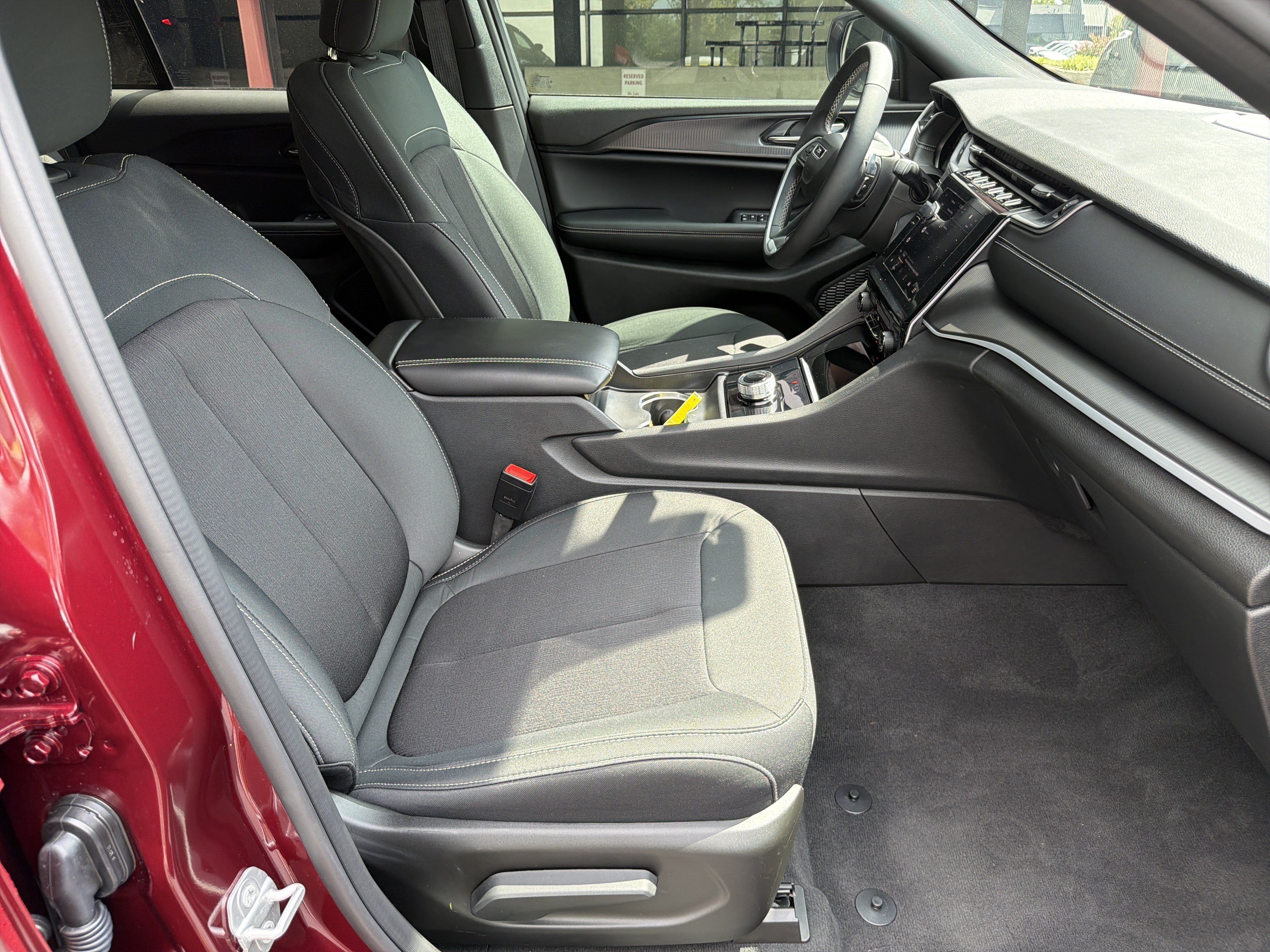 Used 2025 Jeep Grand Cherokee Laredo X RWD image 13