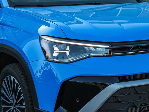 Used 2025 Volkswagen Taos SE image 4