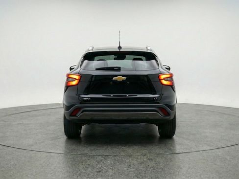 Used 2025 Chevrolet Trax LT FWD image 7