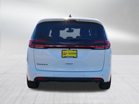 New 2026 Chrysler Pacifica Select image 4