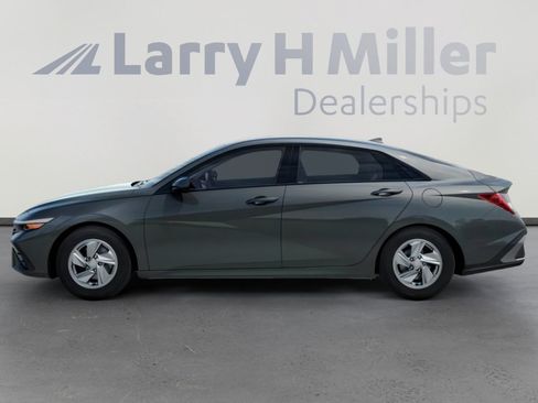 New 2026 Hyundai Elantra SE FWD image 3
