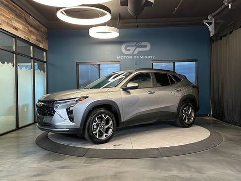 Used 2025 Chevrolet Trax LT w/ LT Convenience Package image 7