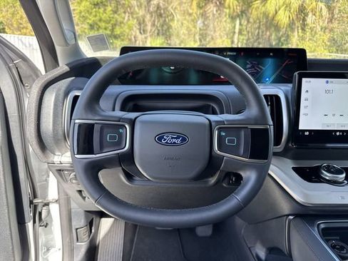 Used 2025 Ford Expedition Active image 43