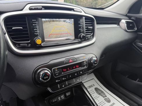 Used 2019 Kia Sorento LX w/ LX Convenience Package image 15