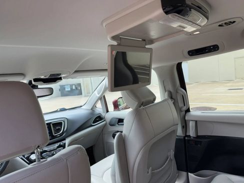 Used 2018 Chrysler Pacifica Touring-L FWD image 13